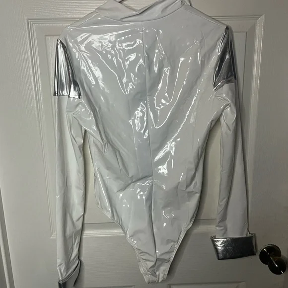 Forplay White and Silver Futuristic Women's costume - Picture 14 of 14